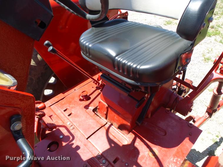 image for item DF9333 1971 International 1066 tractor