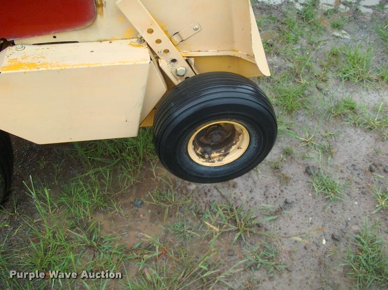 image for item DK9639 2007 New Holland 575 small square baler