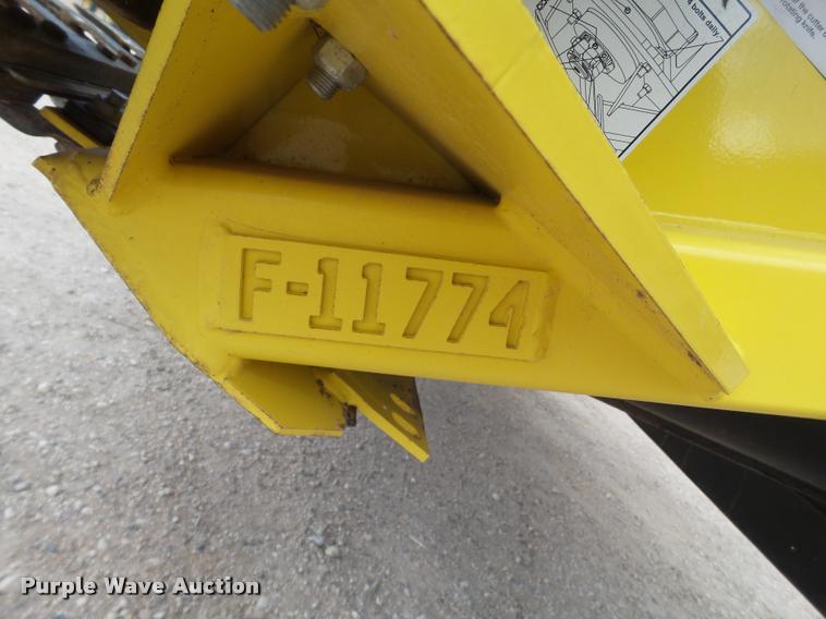 image for item DL9105 2014 Honey Bee WS30 grain belt swather head