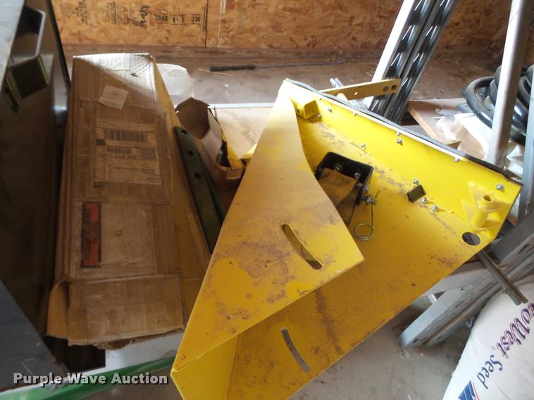 image for item DL9105 2014 Honey Bee WS30 grain belt swather head