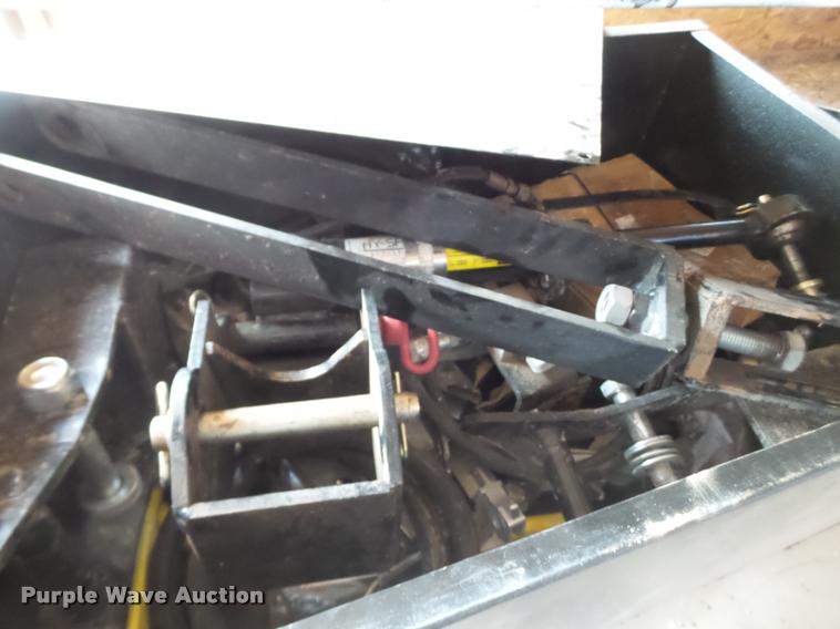 image for item DL9105 2014 Honey Bee WS30 grain belt swather head