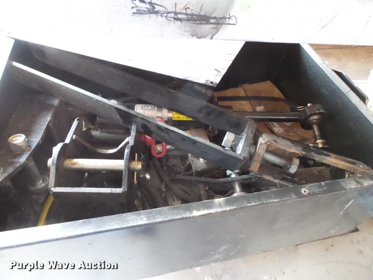 image for item DL9105 2014 Honey Bee WS30 grain belt swather head