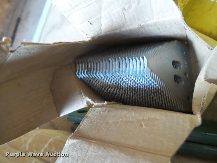 image for item DL9105 2014 Honey Bee WS30 grain belt swather head