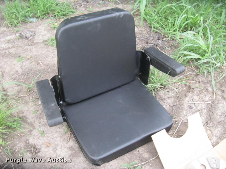 image for item L2325 Allis Chalmers 200 tractor