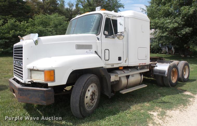 image for item DA1585 1997 Mack CH613 semi truck