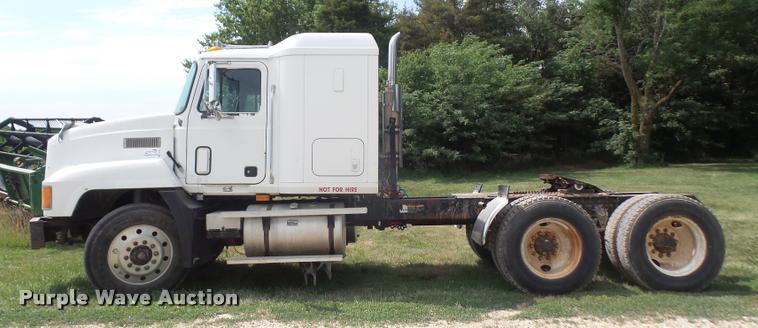 image for item DA1585 1997 Mack CH613 semi truck