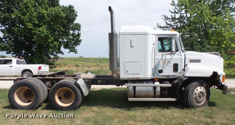 image for item DA1585 1997 Mack CH613 semi truck