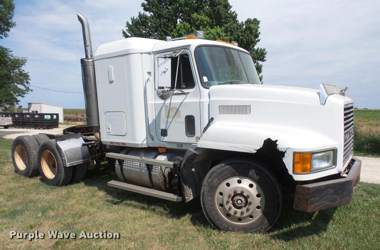 image for item DA1585 1997 Mack CH613 semi truck