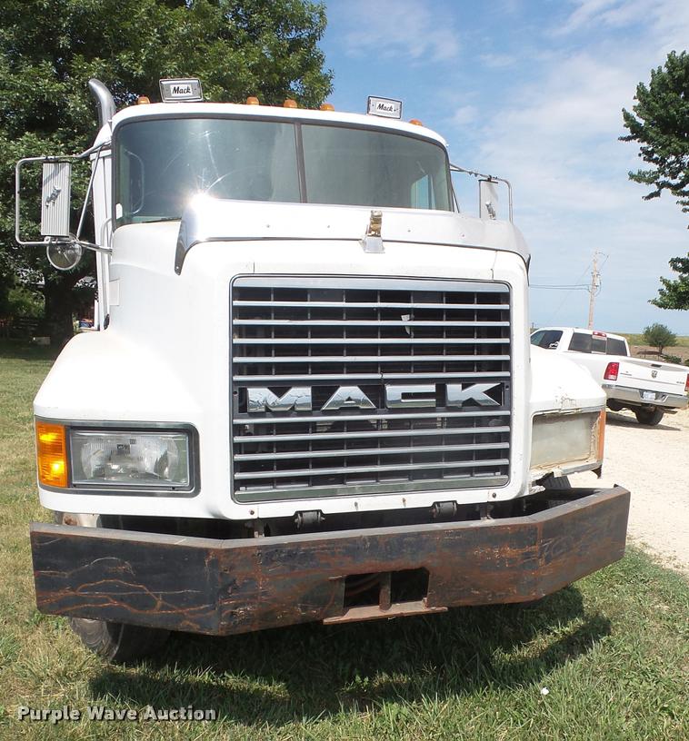 image for item DA1585 1997 Mack CH613 semi truck