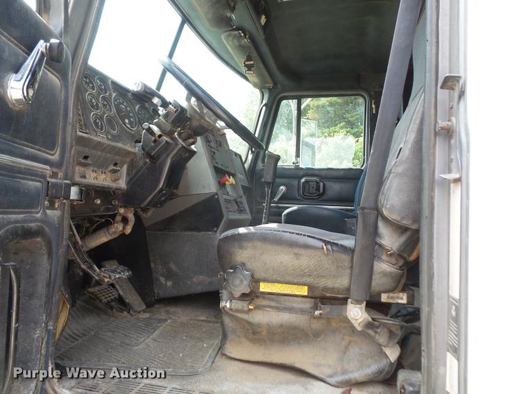 image for item DA1585 1997 Mack CH613 semi truck