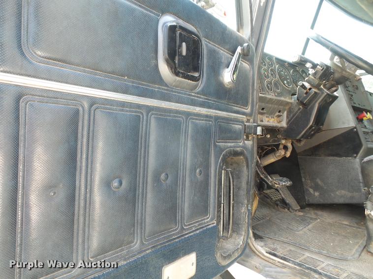 image for item DA1585 1997 Mack CH613 semi truck