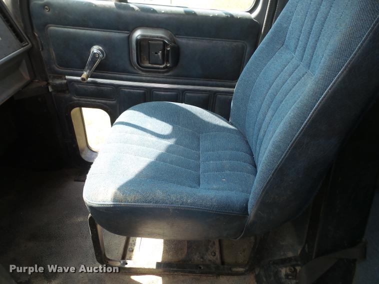 image for item DA1585 1997 Mack CH613 semi truck