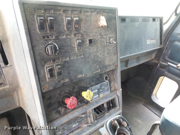 image for item DA1585 1997 Mack CH613 semi truck
