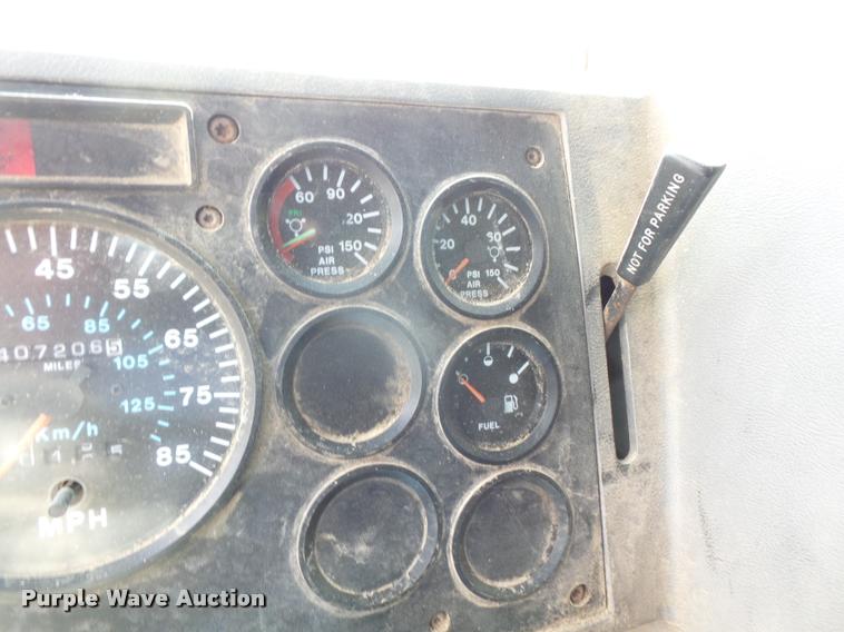 image for item DA1585 1997 Mack CH613 semi truck