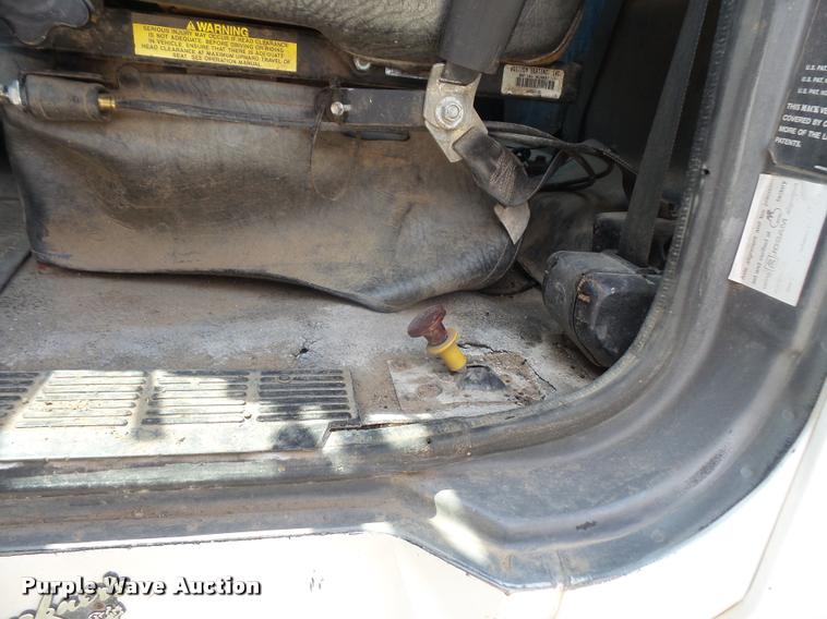 image for item DA1585 1997 Mack CH613 semi truck