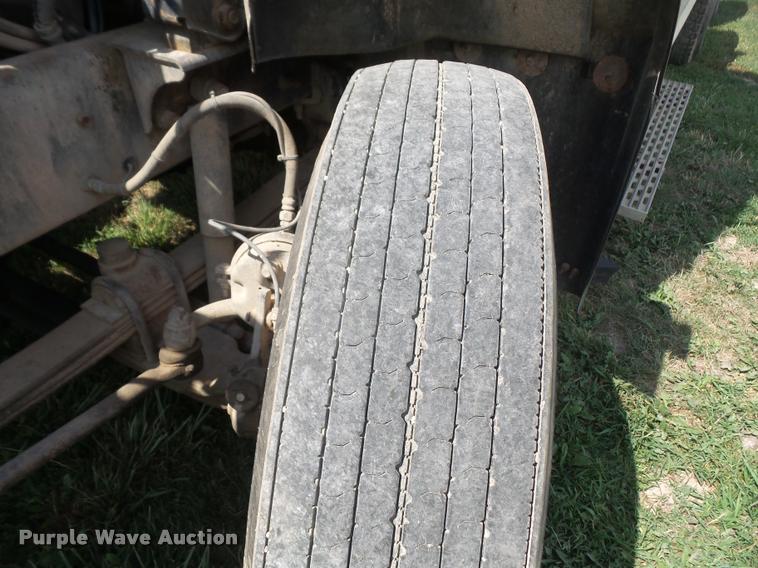 image for item DA1585 1997 Mack CH613 semi truck