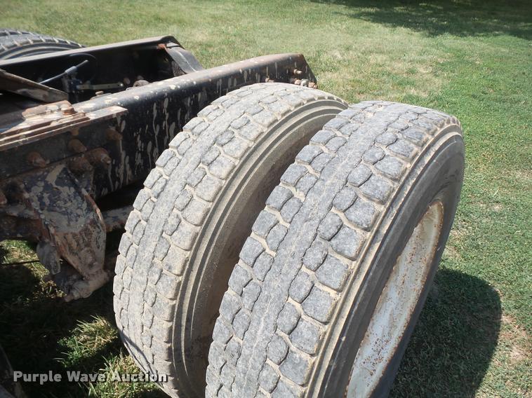 image for item DA1585 1997 Mack CH613 semi truck