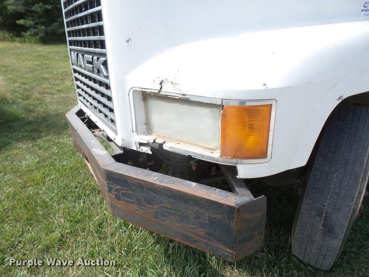 image for item DA1585 1997 Mack CH613 semi truck