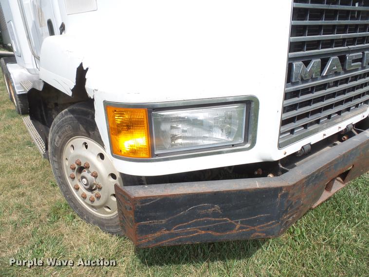 image for item DA1585 1997 Mack CH613 semi truck