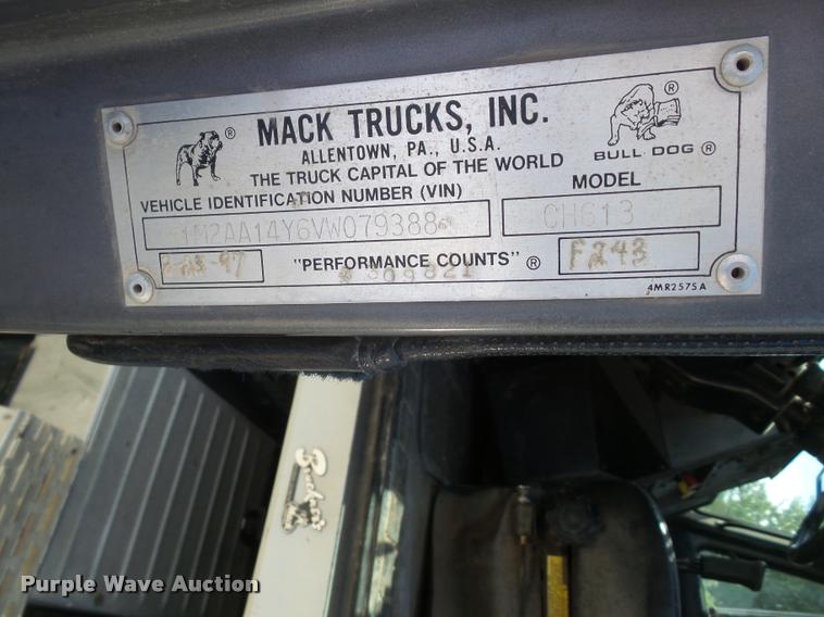 image for item DA1585 1997 Mack CH613 semi truck
