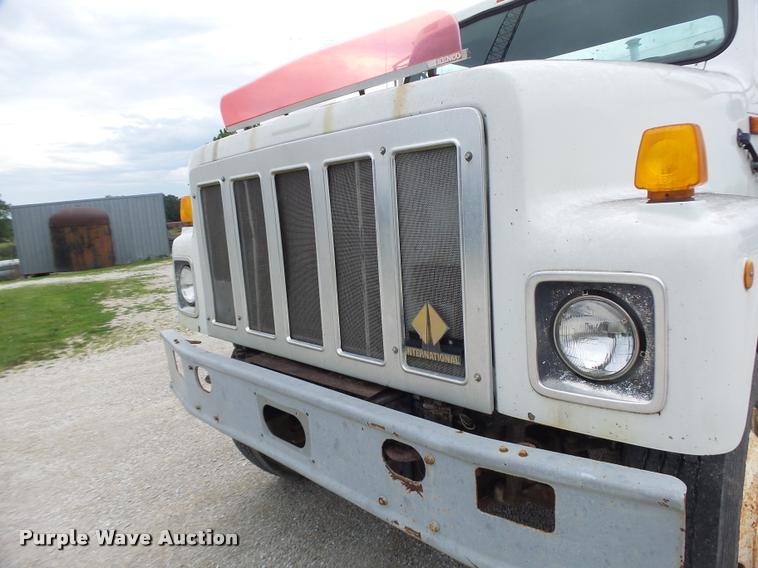 image for item DB1380 1993 International 2574 semi truck