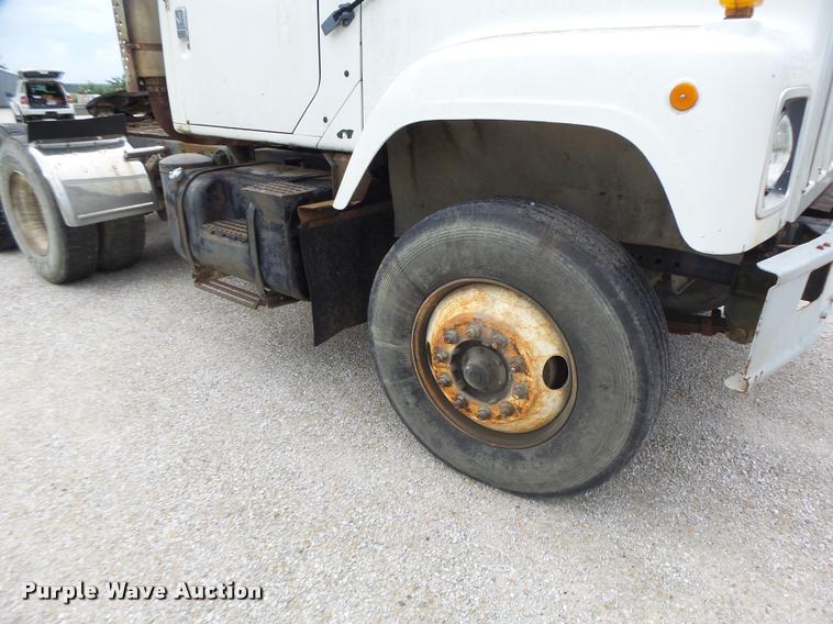 image for item DB1380 1993 International 2574 semi truck