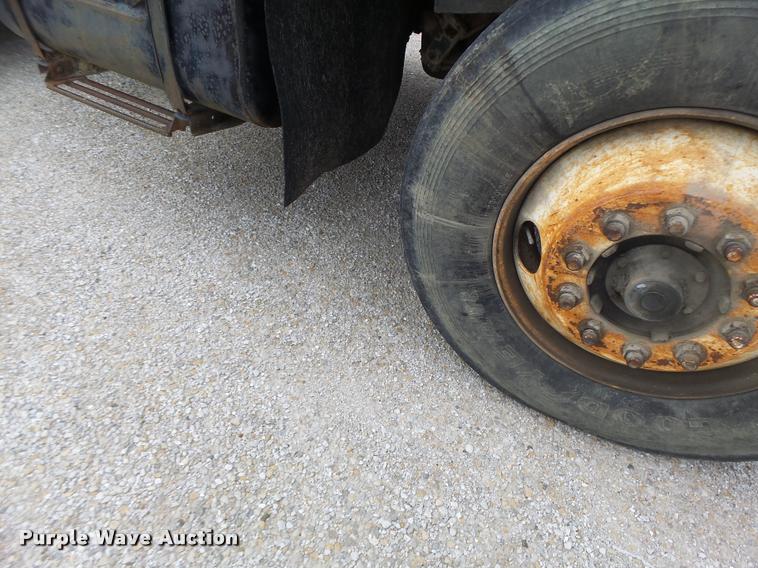 image for item DB1380 1993 International 2574 semi truck