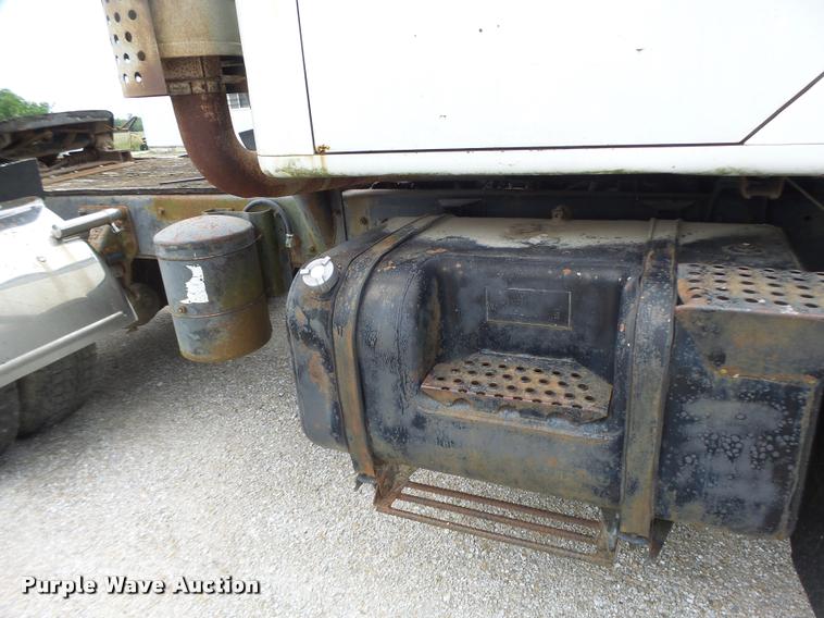 image for item DB1380 1993 International 2574 semi truck