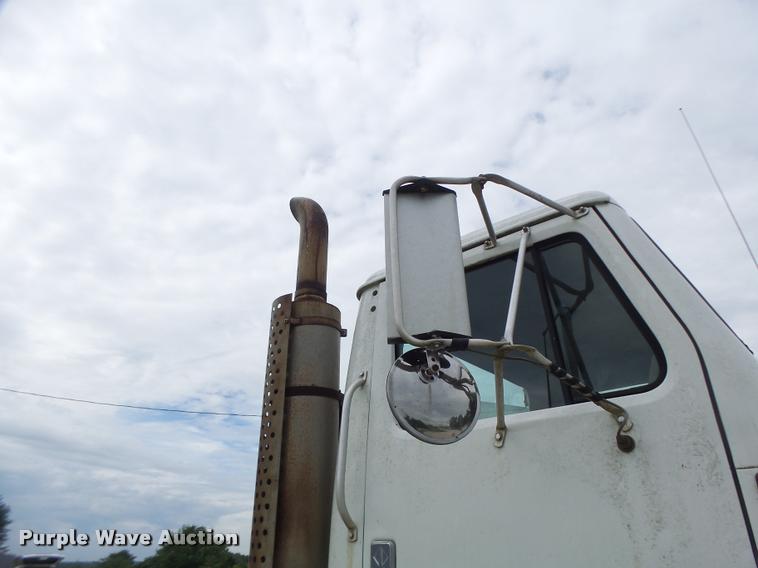 image for item DB1380 1993 International 2574 semi truck