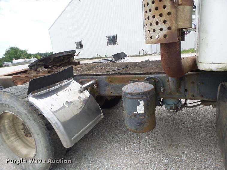 image for item DB1380 1993 International 2574 semi truck