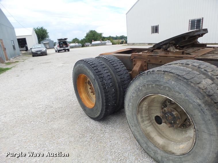 image for item DB1380 1993 International 2574 semi truck