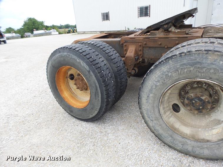 image for item DB1380 1993 International 2574 semi truck