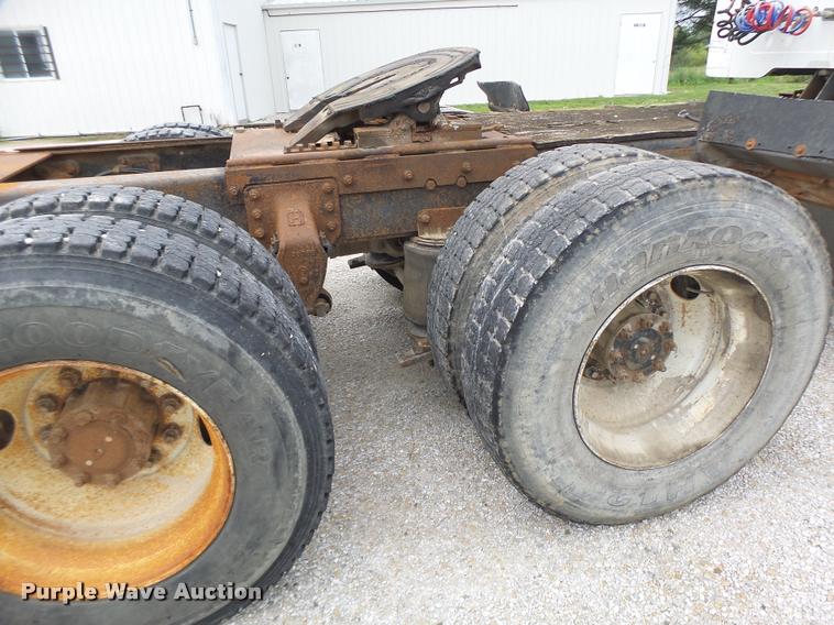 image for item DB1380 1993 International 2574 semi truck