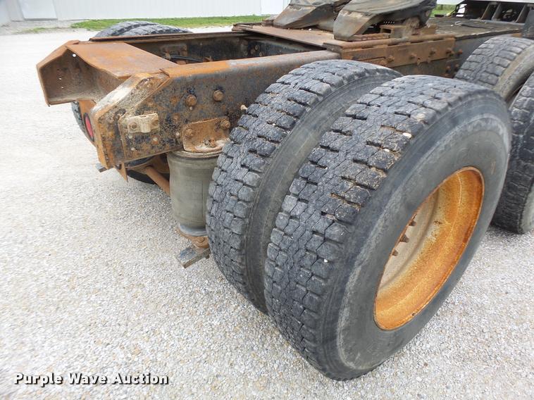 image for item DB1380 1993 International 2574 semi truck