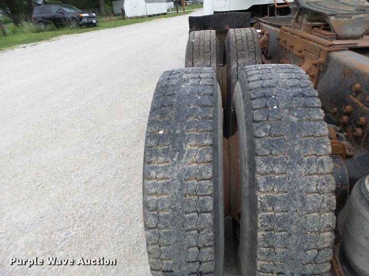 image for item DB1380 1993 International 2574 semi truck