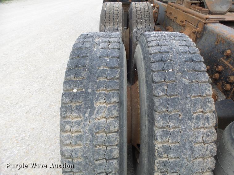 image for item DB1380 1993 International 2574 semi truck