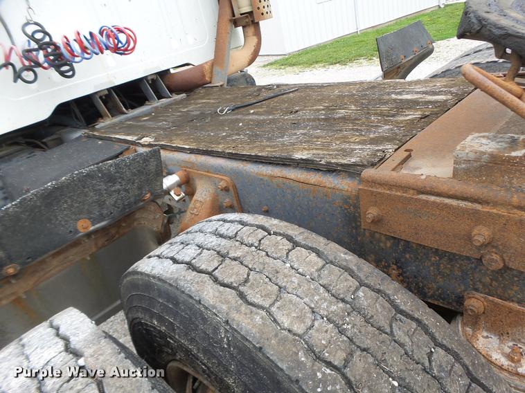 image for item DB1380 1993 International 2574 semi truck