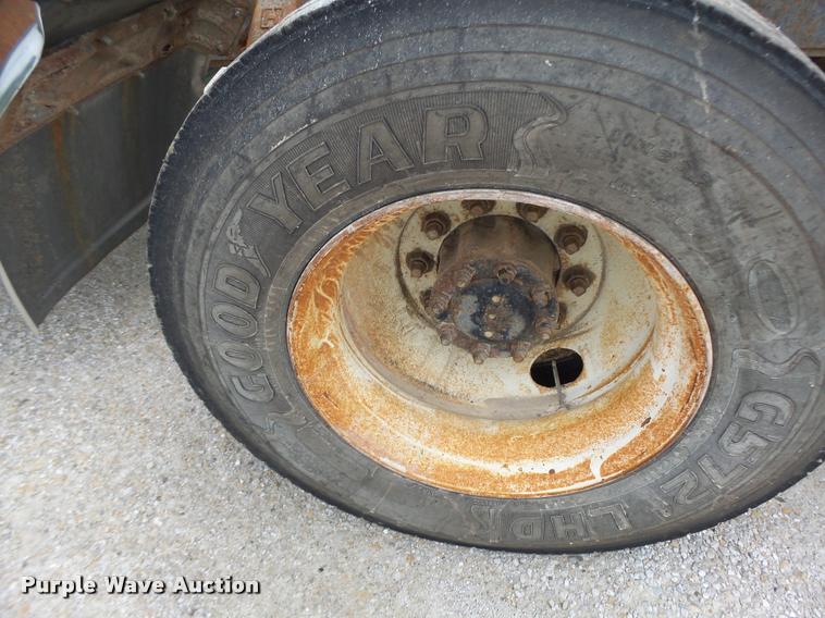 image for item DB1380 1993 International 2574 semi truck