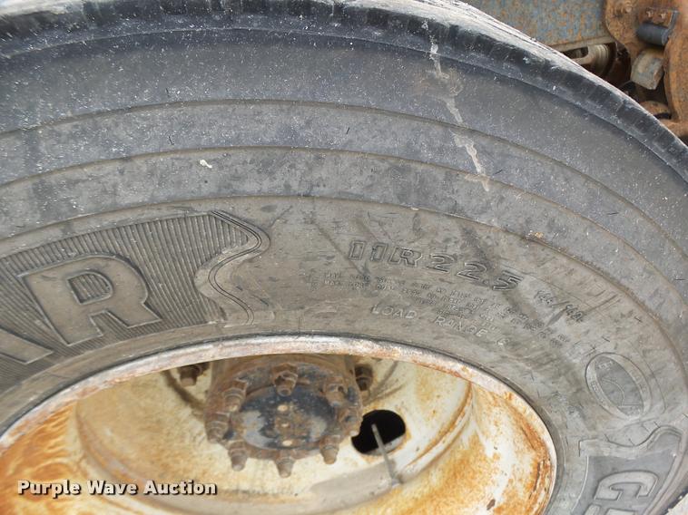 image for item DB1380 1993 International 2574 semi truck