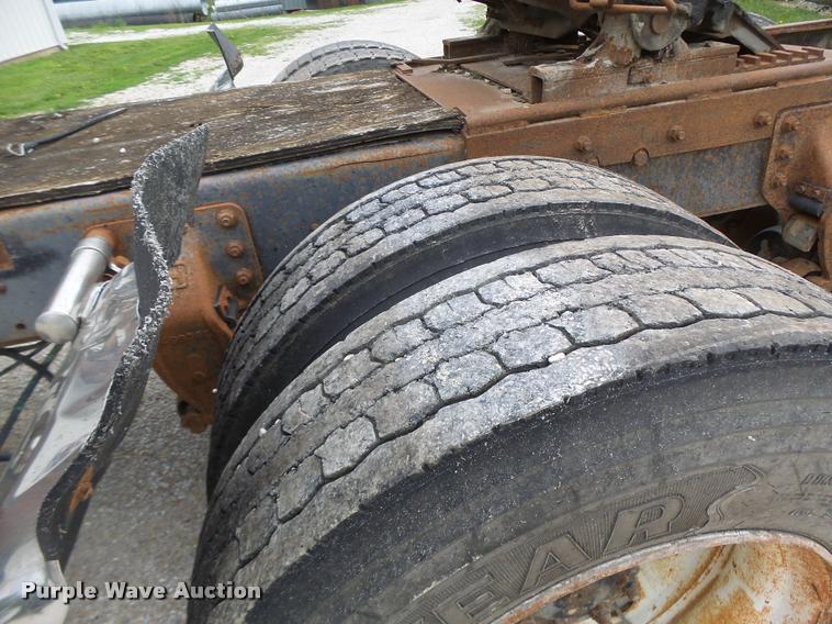 image for item DB1380 1993 International 2574 semi truck