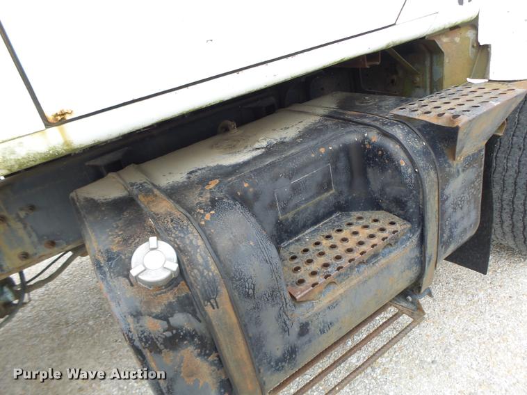 image for item DB1380 1993 International 2574 semi truck