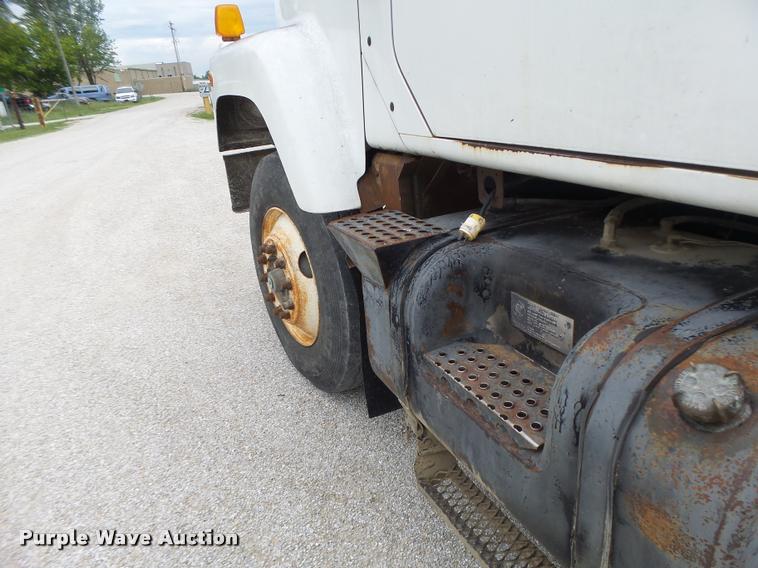 image for item DB1380 1993 International 2574 semi truck