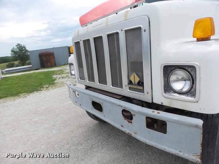 image for item DB1380 1993 International 2574 semi truck