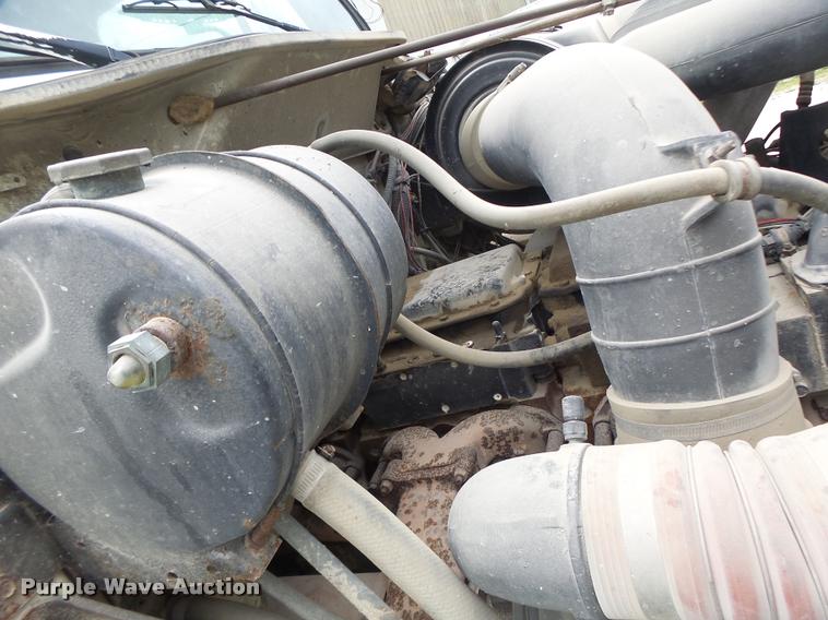 image for item DB1380 1993 International 2574 semi truck