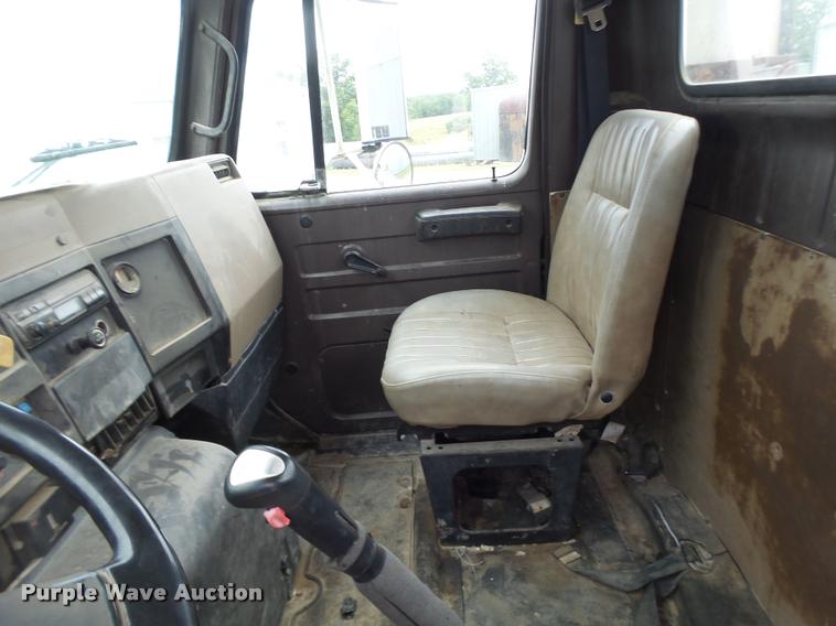 image for item DB1380 1993 International 2574 semi truck