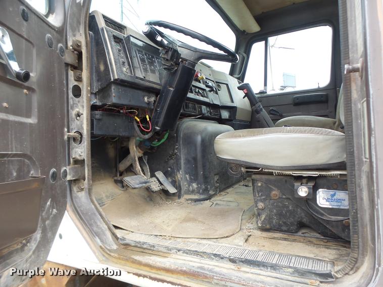 image for item DB1380 1993 International 2574 semi truck