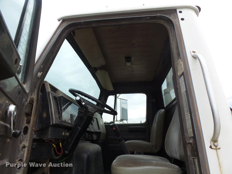 image for item DB1380 1993 International 2574 semi truck