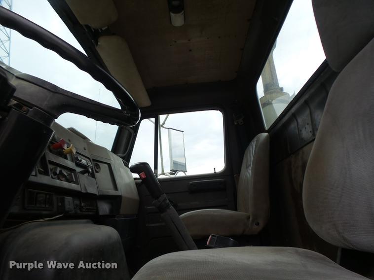 image for item DB1380 1993 International 2574 semi truck