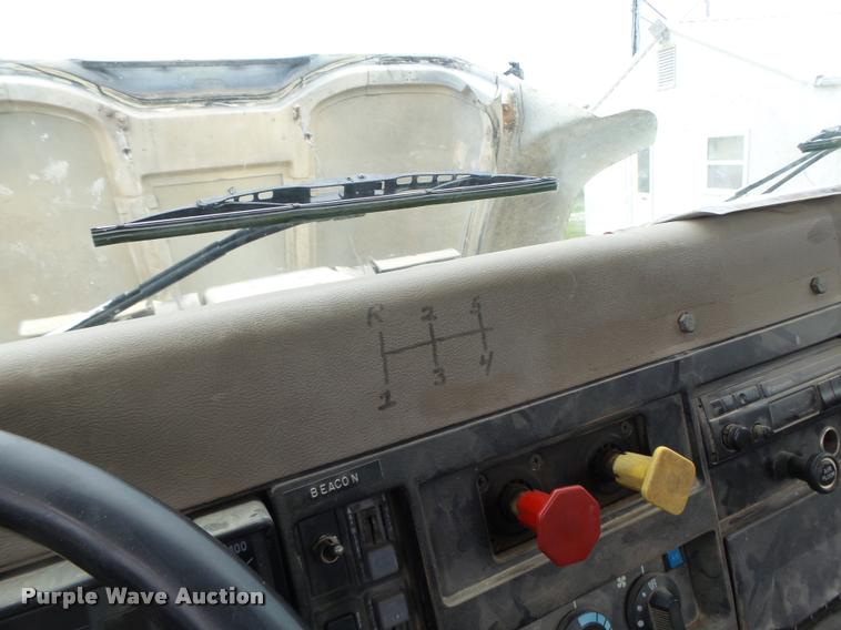 image for item DB1380 1993 International 2574 semi truck