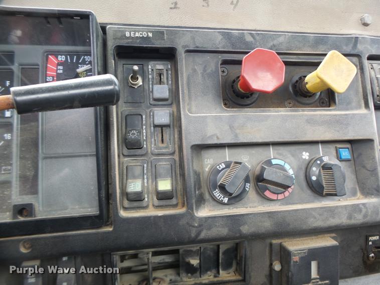 image for item DB1380 1993 International 2574 semi truck